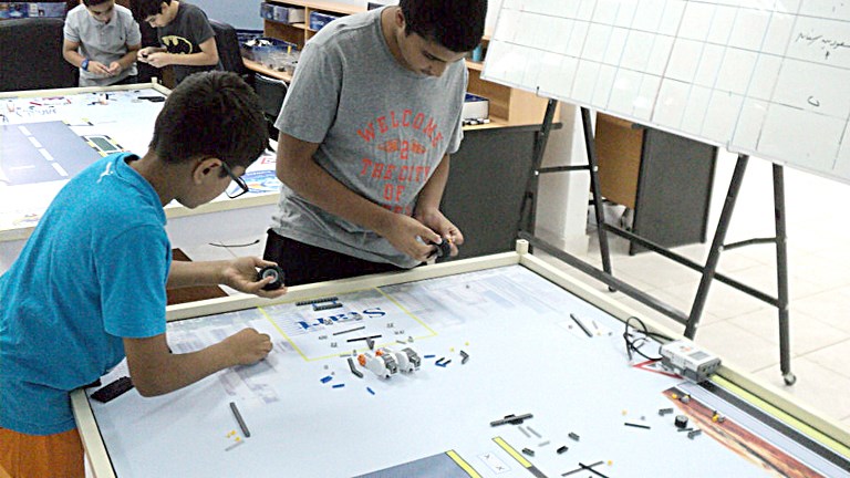 u0623u062bu0646u0627u0646 u0645u0646 u0627u0644u0637u0644u0627u0628 u0627u0644u0641u0627u0626u0632u064au0646