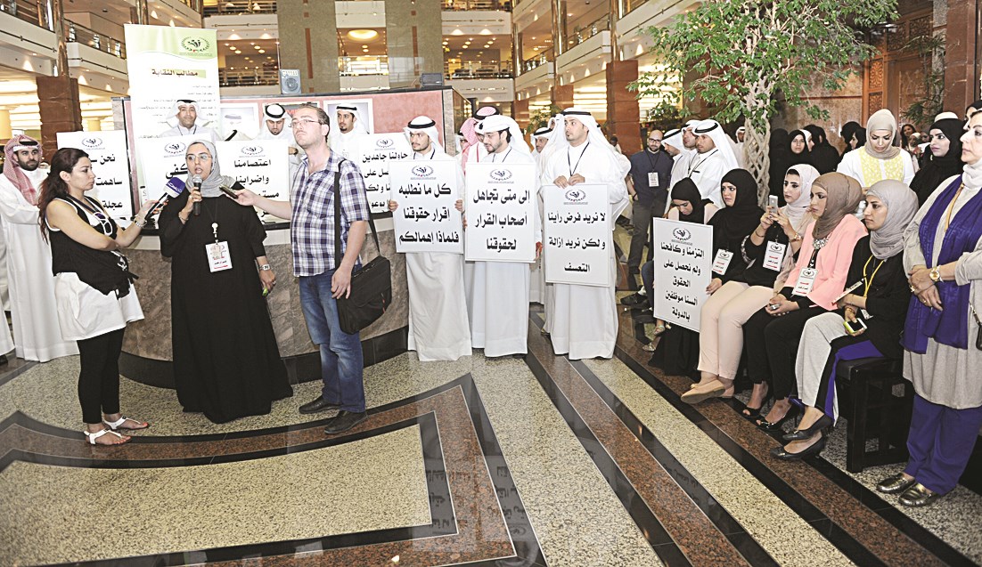 مجموعة من المضربين يرفعون لافتات بمطالبهم ( تصوير طارق عز الدين)