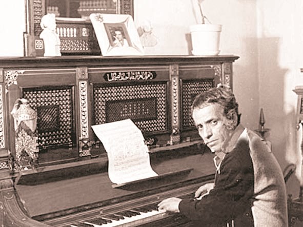 اختار التلحين على الغناء