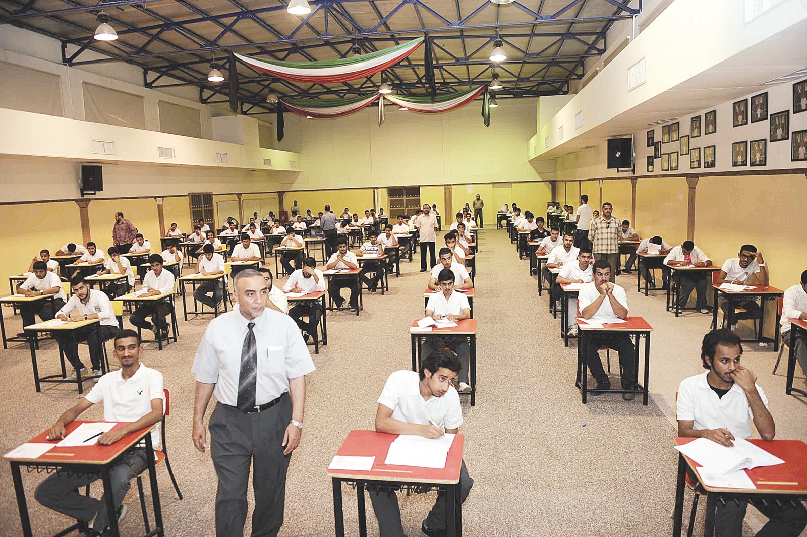 u0637u0644u0628u0629 u0627u0644u062bu0627u0646u064a u0639u0634u0631 u0641u064a u0627u062eu062au0628u0627u0631u0647u0645 u0627u0644u0627u0648u0644 (u062au0635u0648u064au0631 u0627u0633u0639u062f u0639u0628u062fu0627u0644u0644u0647)