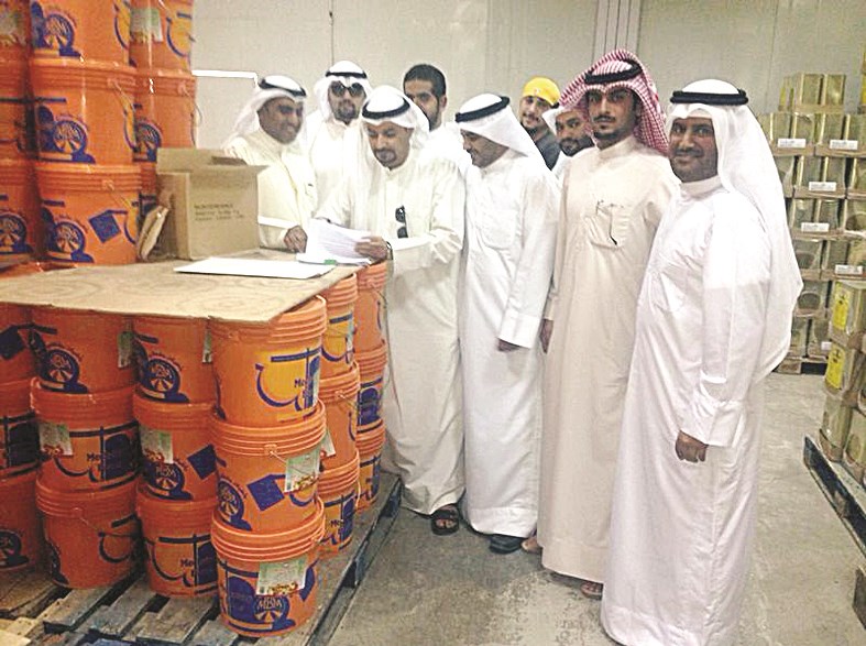 u0631u062cu0627u0644 u00abu0627u0644u062au062cu0627u0631u0629u00bb u064au062du0631u0651u0631u0648u0646 u0645u062du0636u0631 u0636u0628u0637 u0644u0644u0645u0648u0627u062f u0627u0644u063au0630u0627u0626u064au0629 u0627u0644u0641u0627u0633u062fu0629