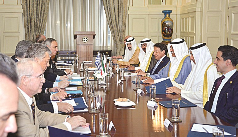 الخالد خلال المباحثات مع نظيره اليوناني