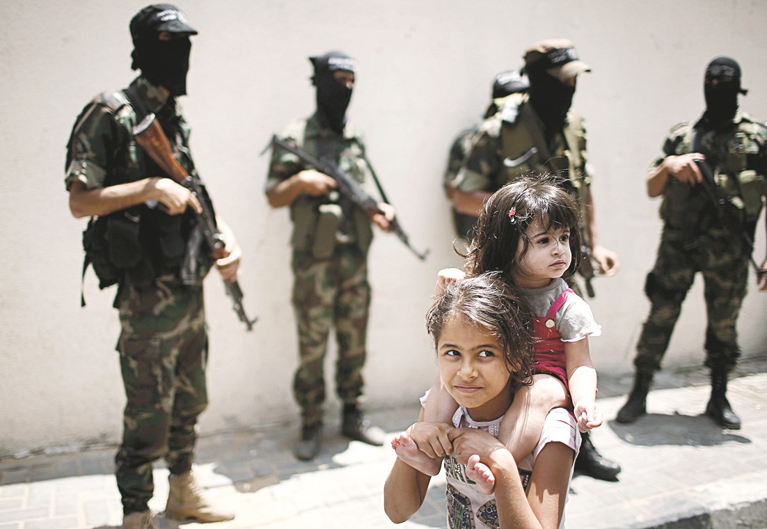 u0641u062au0627u0629 u0641u0644u0633u0637u064au0646u064au0629 u062au062du0645u0644 u0634u0642u064au0642u062au0647u0627 u0648u062au0645u0631u0627u0646 u0623u0645u0627u0645 u0645u062cu0645u0648u0639u0629 u0645u0633u0644u062du0629 u062eu0644u0627u0644 u062cu0646u0627u0632u0629 u0623u062du0645u062f u0627u0644u0639u0627u0631u0648u0631 u0641u064a u063au0632u0629 u0627u0645u0633 (u0631u0648u064au062au0631u0632)