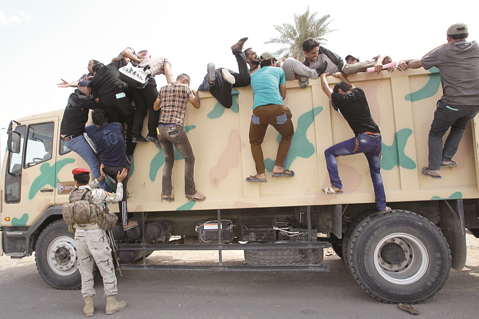 u0645u062au0637u0648u0639u0648u0646 u0639u0631u0627u0642u064au0648u0646 u064au062au0633u0644u0642u0648u0646 u0634u0627u062du0646u0629 u0639u0633u0643u0631u064au0629 u0641u064a u0627u0644u0639u0627u0635u0645u0629 u0628u063au062fu0627u062f u0644u0644u062au0648u062cu0647 u0648u0645u0642u0627u062au0644u0629 u00abu062fu0627u0639u0634u00bb (u0627 u0641 u0628)