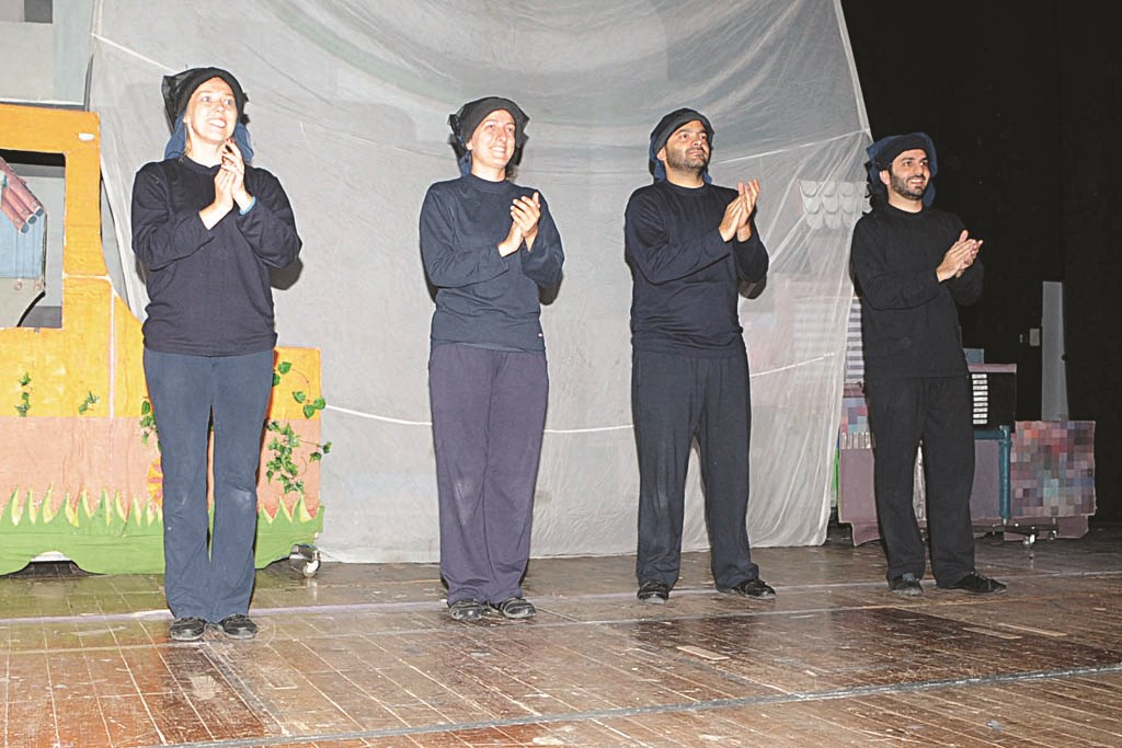 فريق العرض يحيي الجمهور