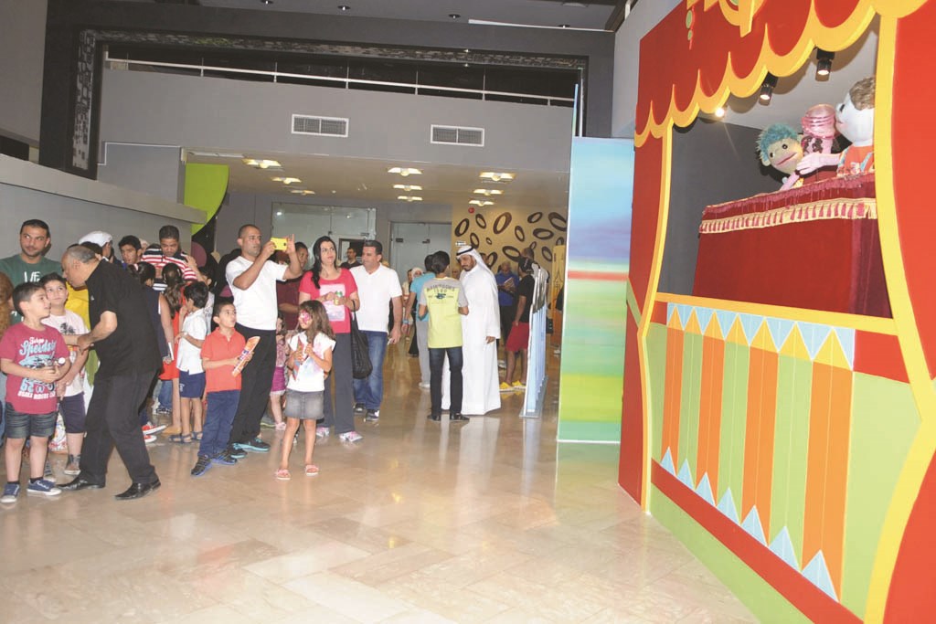 تفاعل الطفولة مع حركات «العرائس»