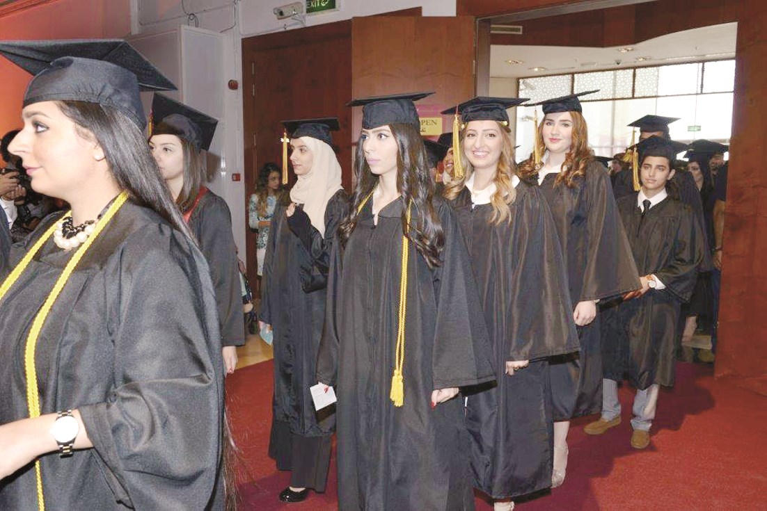 ... وموكب الطالبات