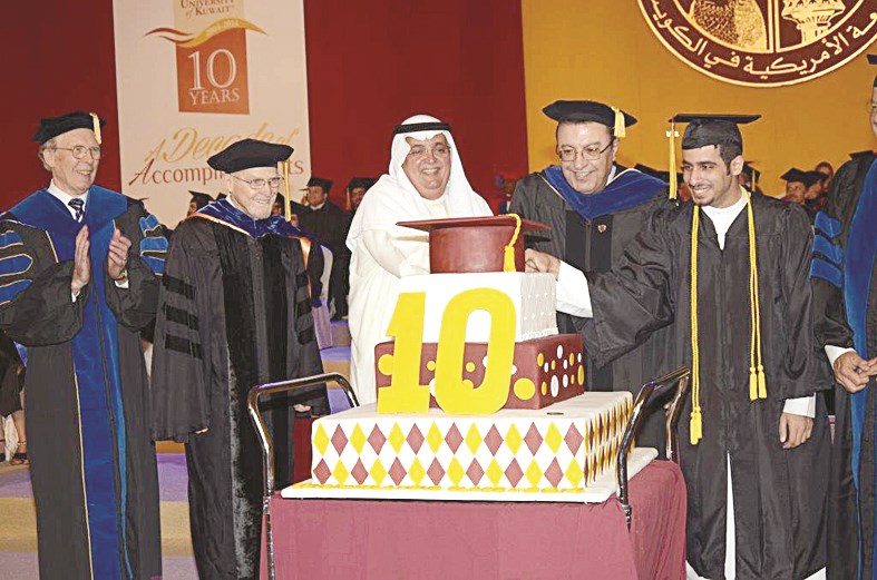 قطع قالب حلوى الاحتفال