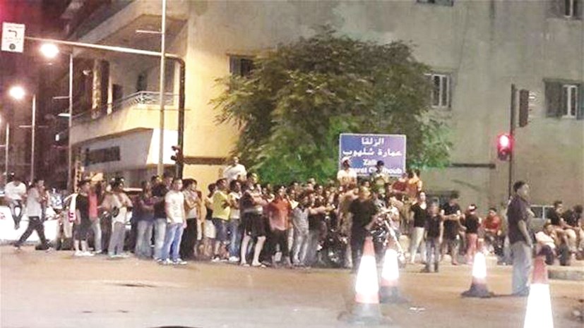 ... ومجموعة من الشبان يحذون حذوه