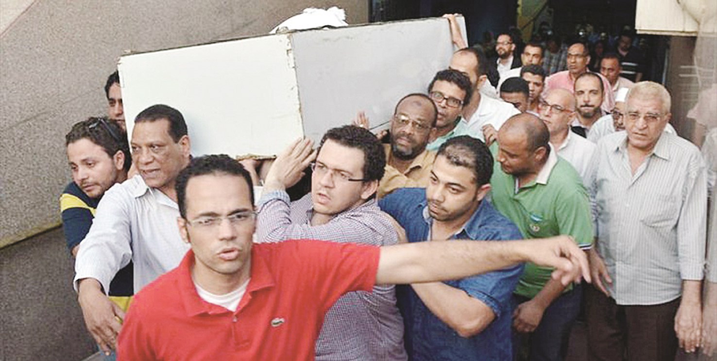 u062cu062bu0645u0627u0646 u0627u0644u0631u0627u062du0644 u0645u062du0645u0648u0644u0627u064b u0639u0644u0649 u0627u0644u0623u0643u062au0627u0641 u0648u0641u064a u0627u0644u0625u0637u0627u0631 u0635u0648u0631u0629 u0627u0644u0641u0642u064au062f