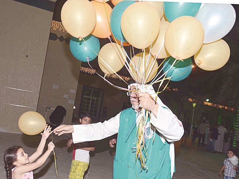 u062au0648u0632u064au0639 u0628u0627u0644u0648u0646u0627u062a u0639u0644u0649 u0627u0644u0623u0637u0641u0627u0644 (u062au0635u0648u064au0631 u0645u0648u0633u0649 u0639u064au0627u0634)