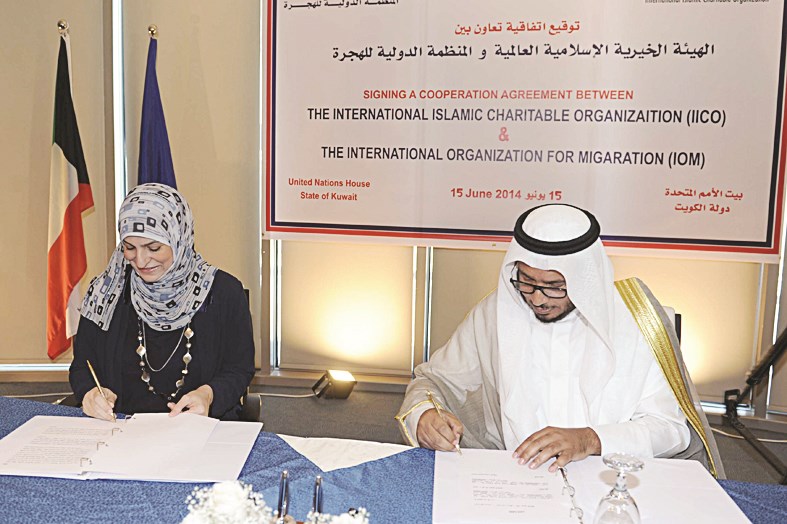 المعتوق وعريقات يوقعان اتفاقية الشراكة (تصوير زكريا عطية)