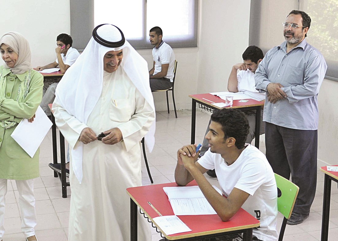 الوزير المدعج يسأل طالبا عن مستوى الاسئلة (تصوير سعد هنداوي)