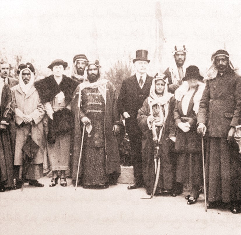 الشيخ أحمد الجابر في لندن ويبدو أحمد العبد الجليل الأخير من جهة اليسار