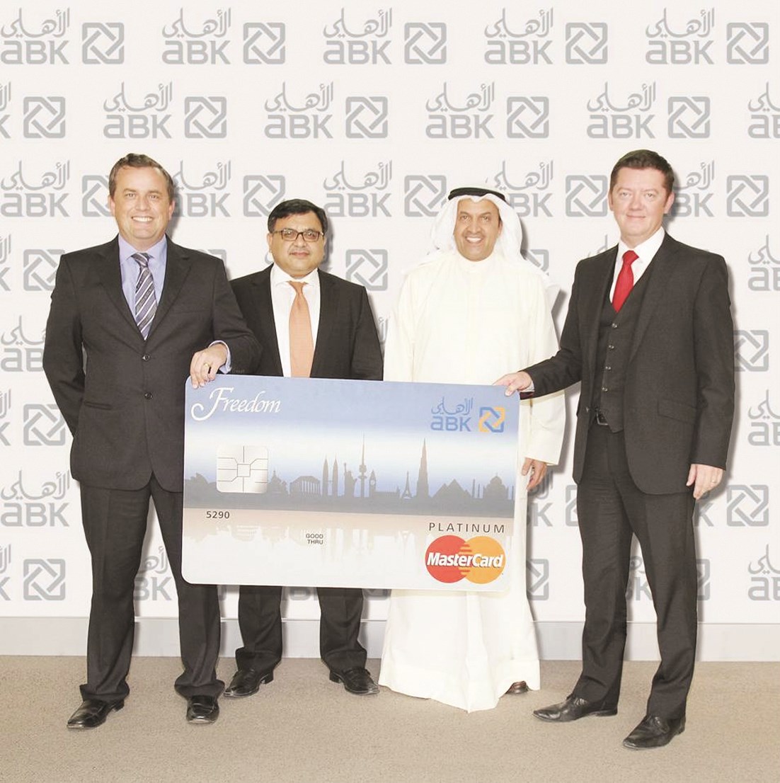 لوكي وكاثوريا خلال إطلاق البطاقة