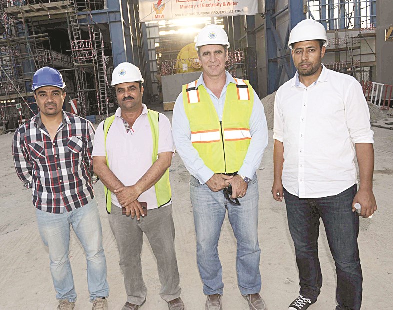 الزميل علي العلاس مع مدير ومسؤولي المشروع خلال الجولة