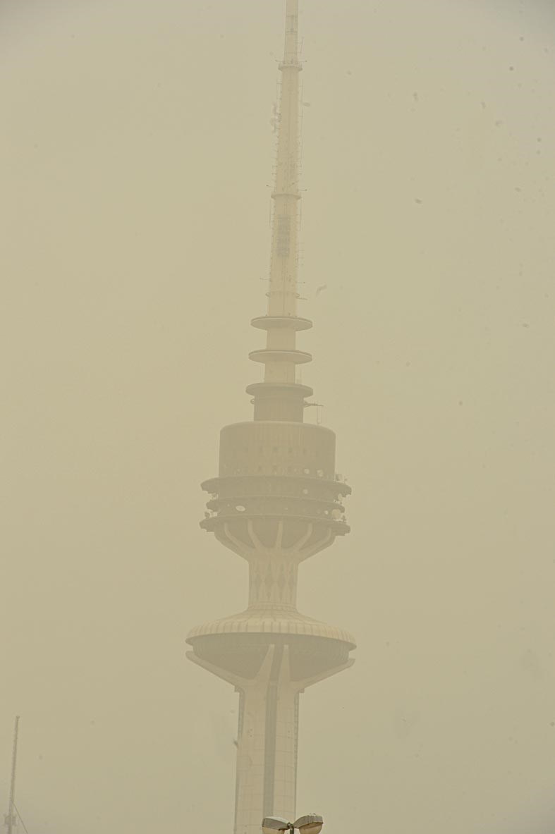 برج التحرير توارى خلف الغبار