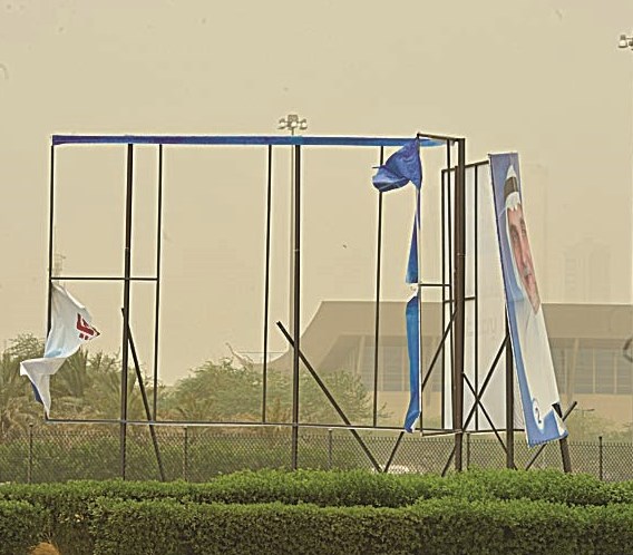 يافطة انتخابية مزقتها الريح (تصوير موسى عياش)