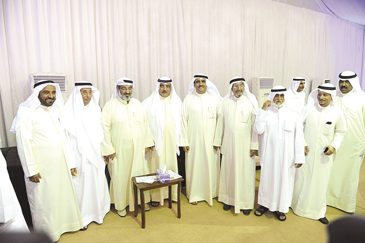 عدد من ابناء الدائرة الثانية مع المرشح بودي (تصوير زكريا عطية)