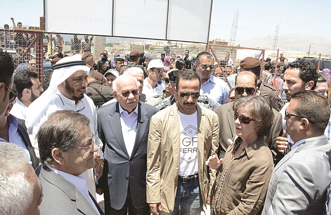 ... ويتحدث للصحافيين متوسطاً الوفد الكويتي ومسؤولين لبنانيين وأمميين