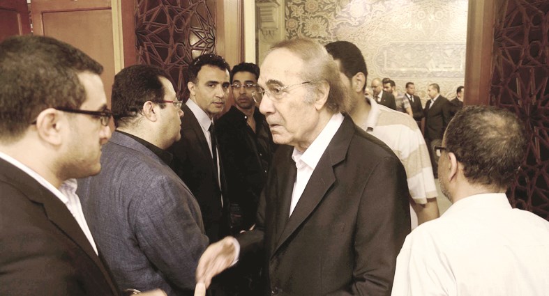 محمود ياسين يقدم العزاء