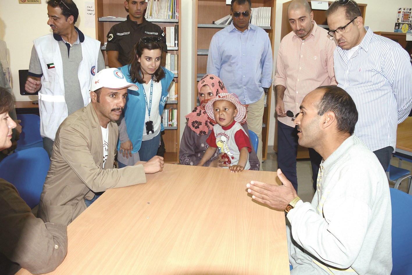 رئيس مجلس الأمة يستمع لمعاناة أحد النازحين