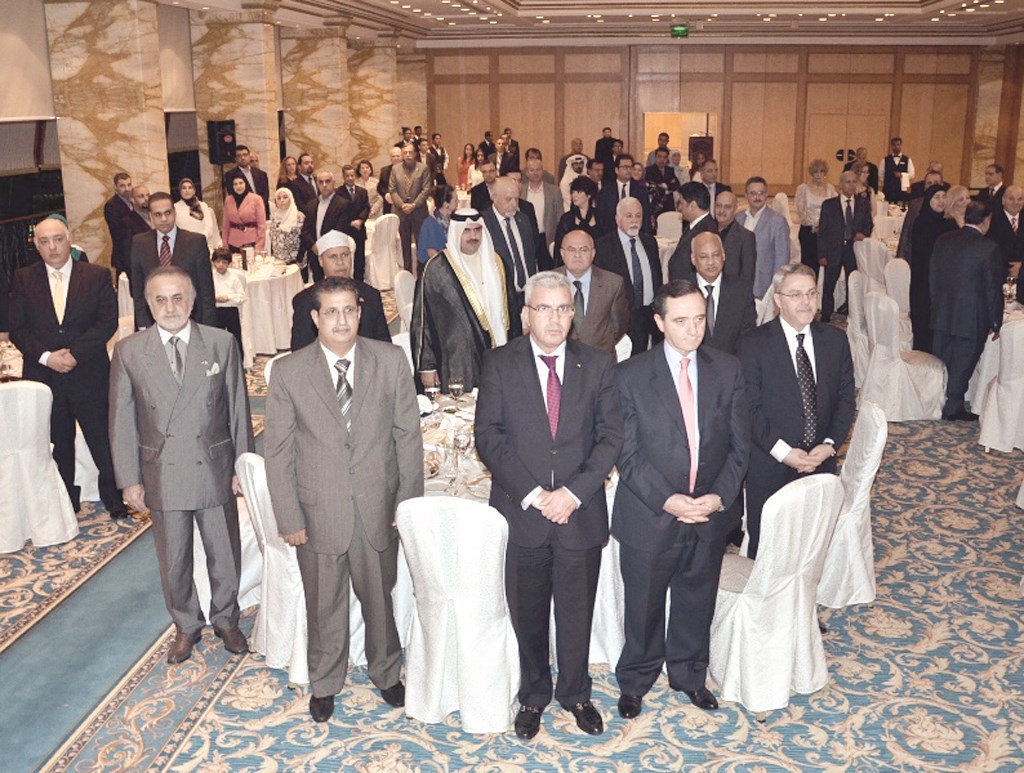 الحضور لدى عزف النشيد الوطني