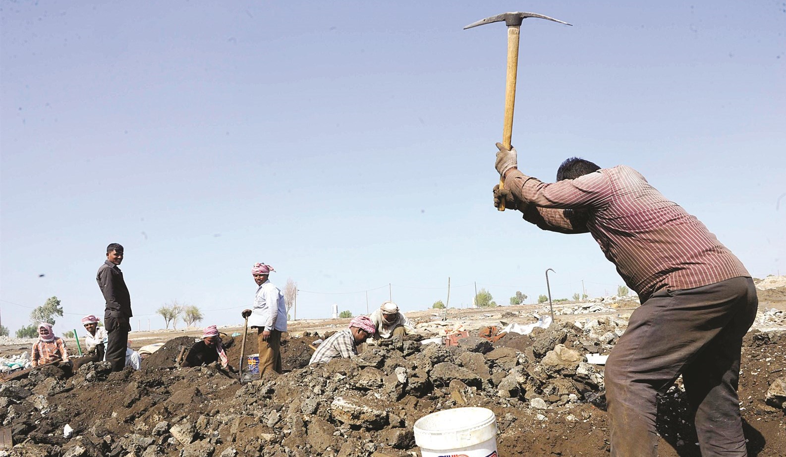 المعاول فاعلة في أداء المهمة (تصوير نايف العقلة)