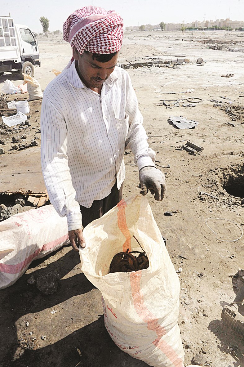 عامل يستعرض حصيلة منتصف النهار