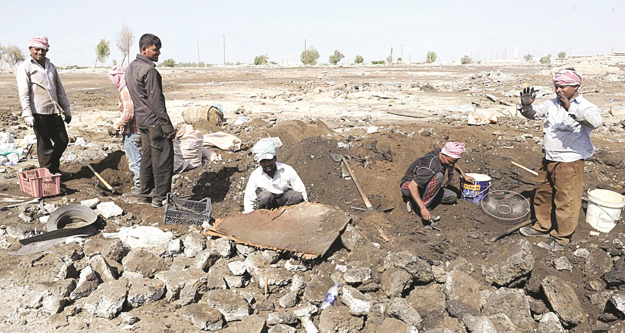 عمال يحفرون بحثاً عن المعادن