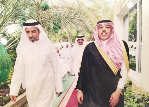 محمد البديح مستقبلا الشعلان ويبدو العقيد محزم البديح