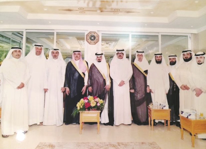 الشعلان والذعذاع والوطيان في صورة جماعية مع رواد ديوان البديح