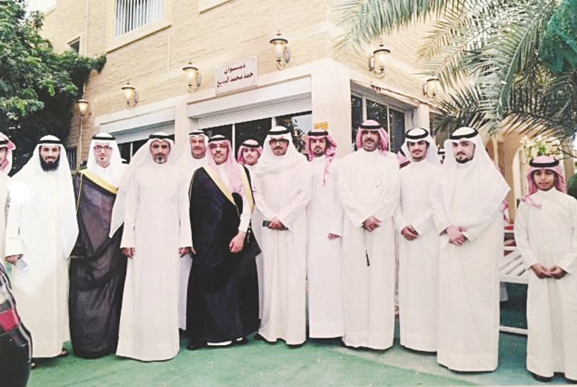 آل البديح مستقبلين الشعلان أمام ديوانهم