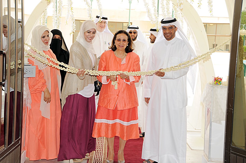 العتيبي والمطوع يقصان شريط افتتاح المعرض