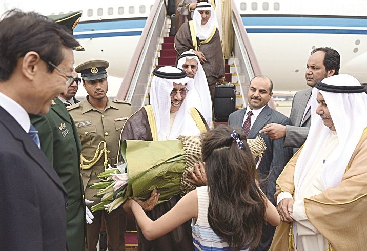 u0627u0644u0645u0628u0627u0631u0643 u064au062au0644u0642u0649 u0628u0627u0642u0629 u0648u0631u062f u0645u0646 u0637u0641u0644u0629 u0635u064au0646u064au0629