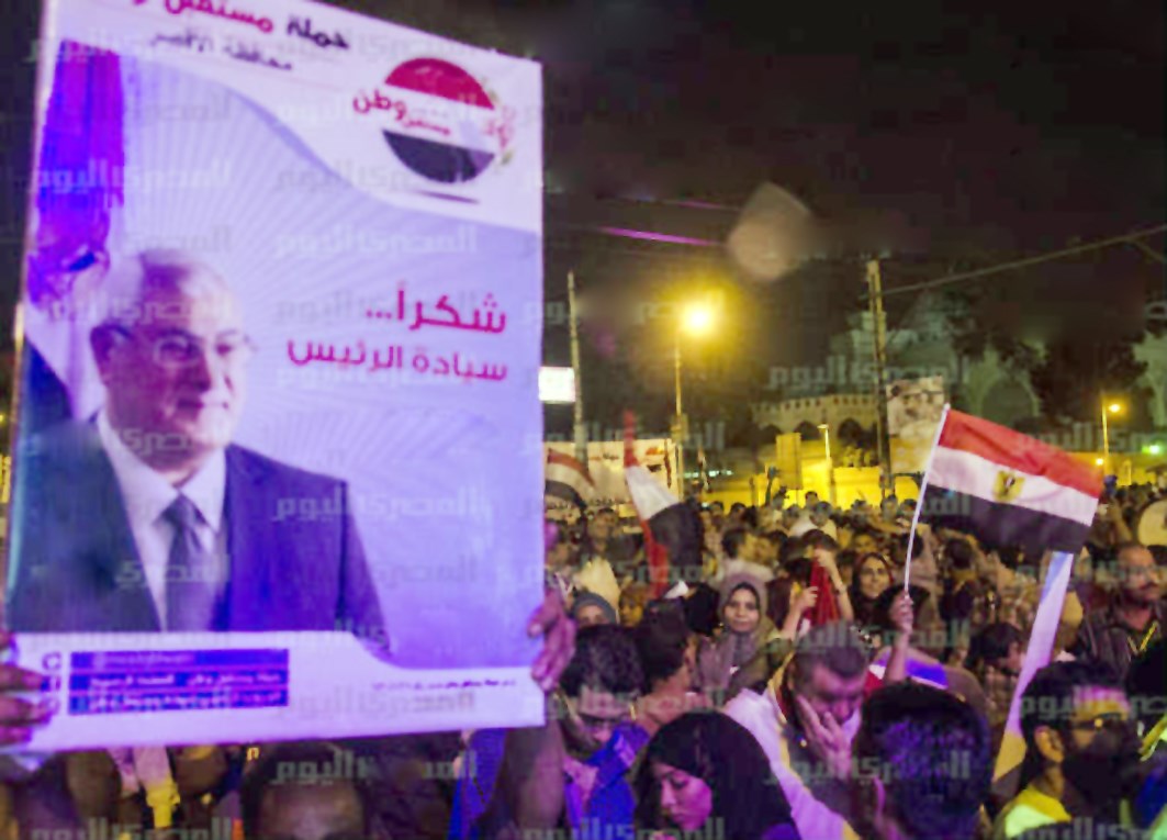 u0645u0635u0631u064au0648u0646 u064au062au062cu0645u0639u0648u0646 u0623u0648u0644 u0645u0646 u0623u0645u0633 u0623u0645u0627u0645 u0645u0642u0631 u0627u0644u0631u0626u0627u0633u0629 u0644u0634u0643u0631 u0627u0644u0631u0626u064au0633 u0627u0644u0645u0648u0642u062a u0639u062fu0644u064a u0645u0646u0635u0648u0631