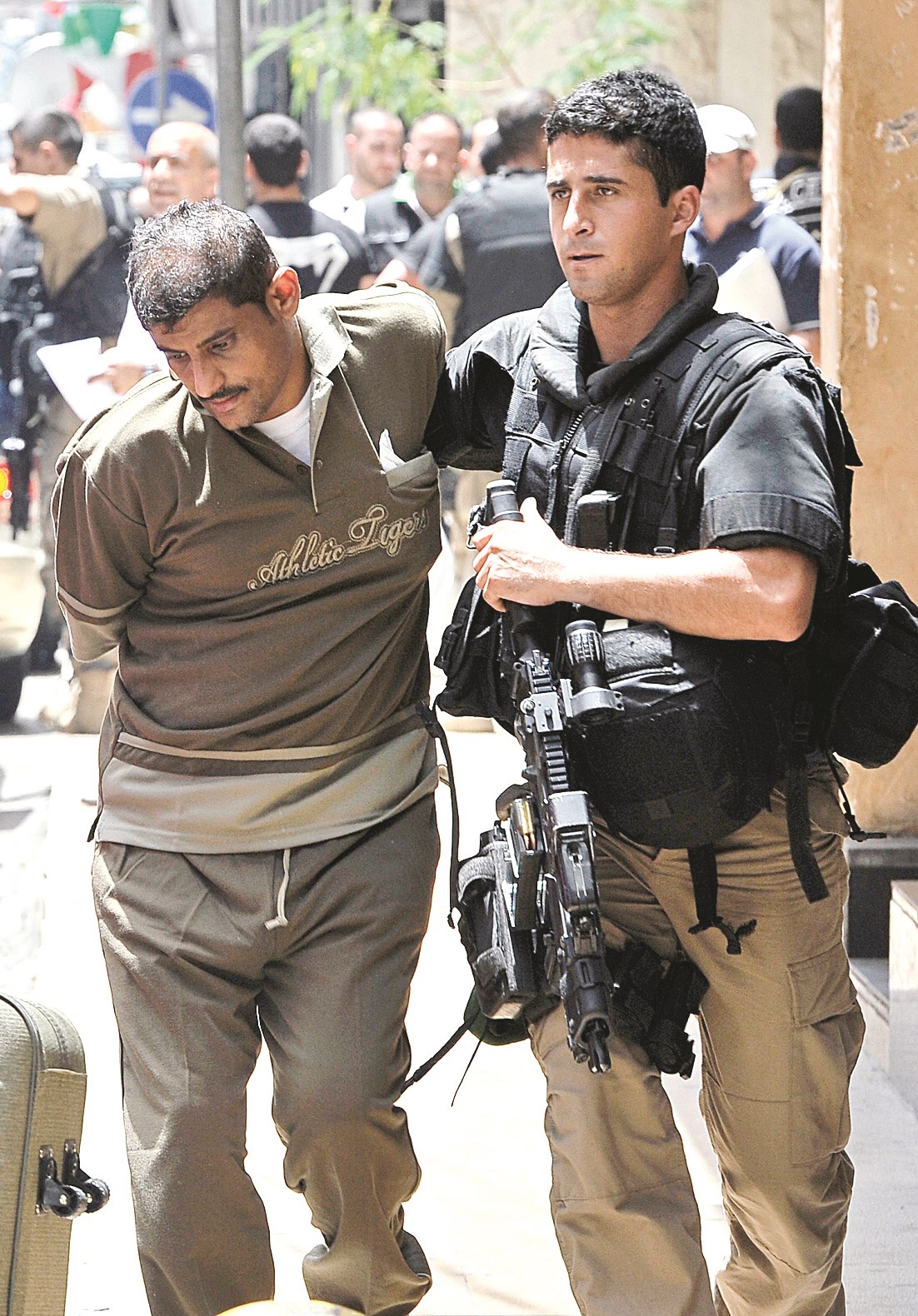 u0631u062cu0644 u0623u0645u0646 u0644u0628u0646u0627u0646u064a u064au0642u062au0627u062f u0634u062eu0635u0627u064b u0645u0646 u0627u062du062f u0641u0646u0627u062fu0642 u0634u0627u0631u0639 u0627u0644u062du0645u0631u0627u0621 (u0627 u0641 u0628)