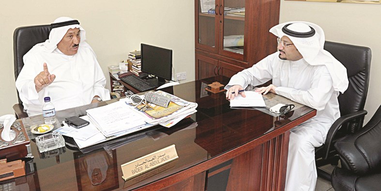 مختار غرناطة متحدثا إلى الزميل ناصر الفرحان (تصوير نايف العقلة)