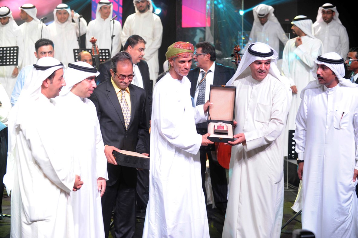 اليوحة أثناء تقديمه إحدى جوائز المهرجان