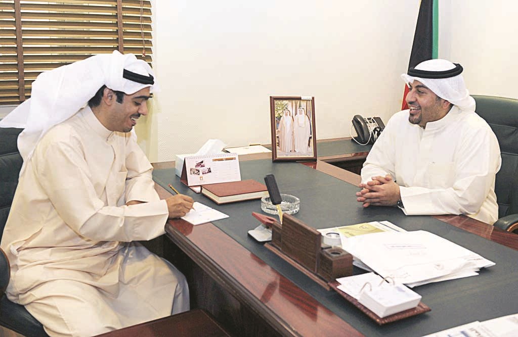 الموسى متحدثا للزميل محمد صباح  (تصوير زكريا عطية)