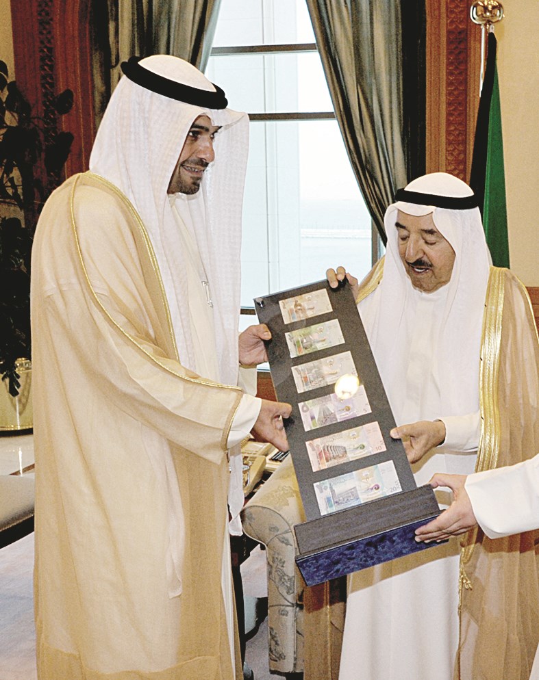 سموه يتلقى من الصالح الإصدار الجديد للعملة الكويتية