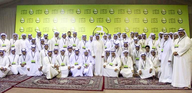 المنيفي متوسطا أبناء دائرته