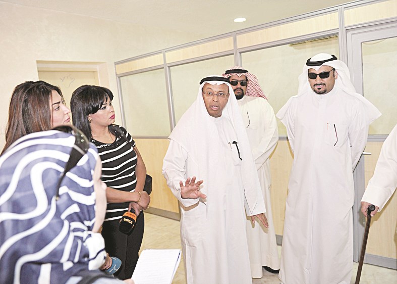 التمار يشرح للإعلاميين مميزات المبنى   (تصوير سعد هنداوي)