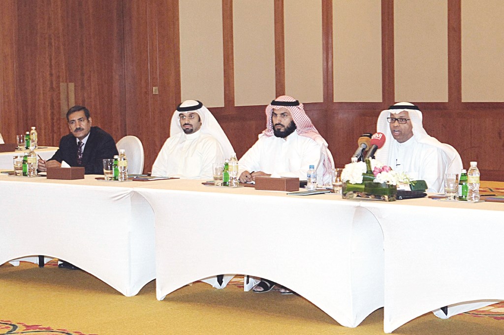 u062cu0627u0646u0628 u0645u0646 u0627u062cu062au0645u0627u0639 u0627u0644u062au0645u0627u0631 u0648u0645u0645u062bu0644u064a u0627u0644u0634u0631u0643u0627u062a (u062au0635u0648u064au0631 u0643u0631u0645 u0630u064au0627u0628)