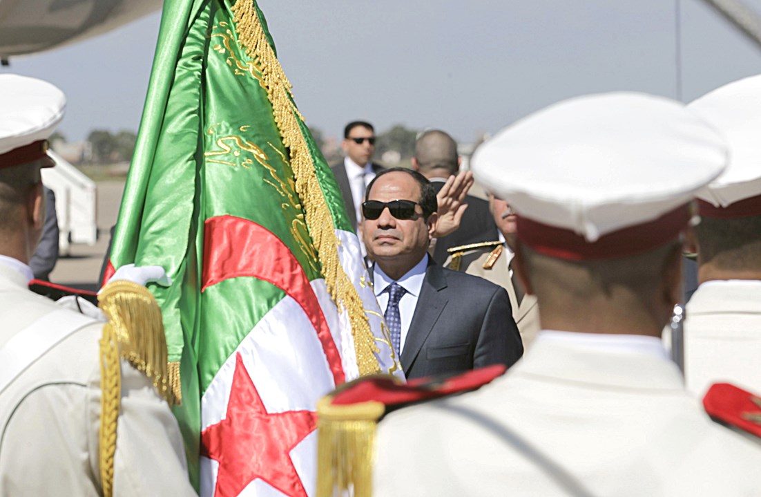 السيسي لدى وصوله الى مطار الجزائر الدولي (رويترز)