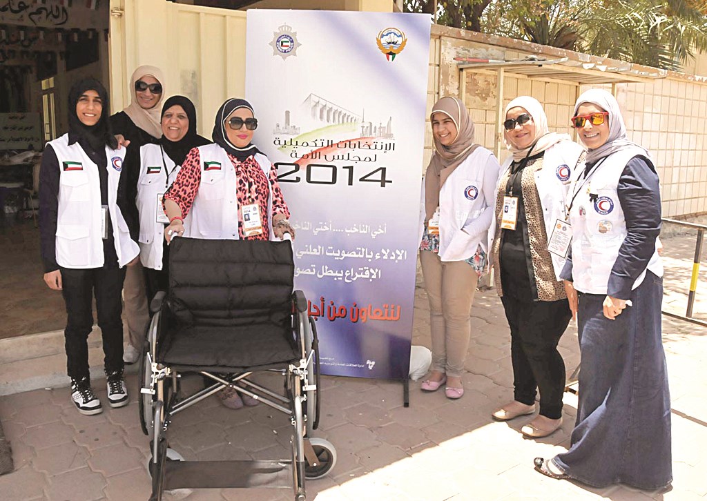 متطوعات الهلال الأحمر أمام إحدى اللجان