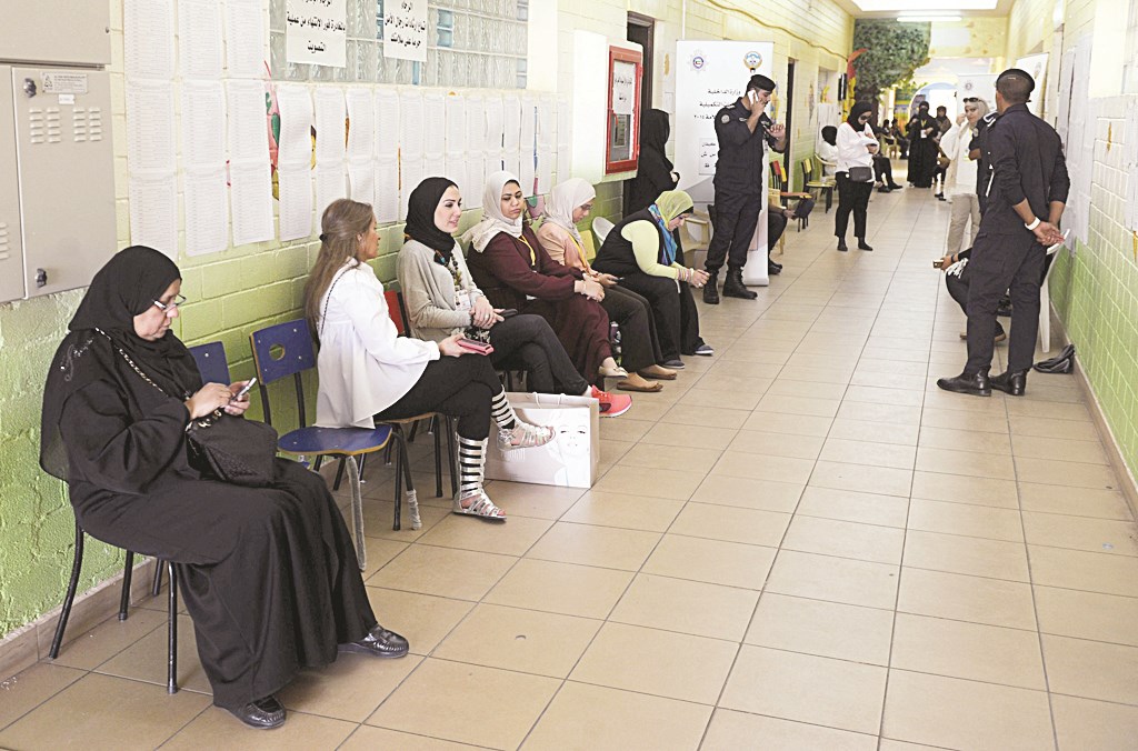 حضور مكثف للمندوبين ورجال الأمن انتظاراً للناخبين