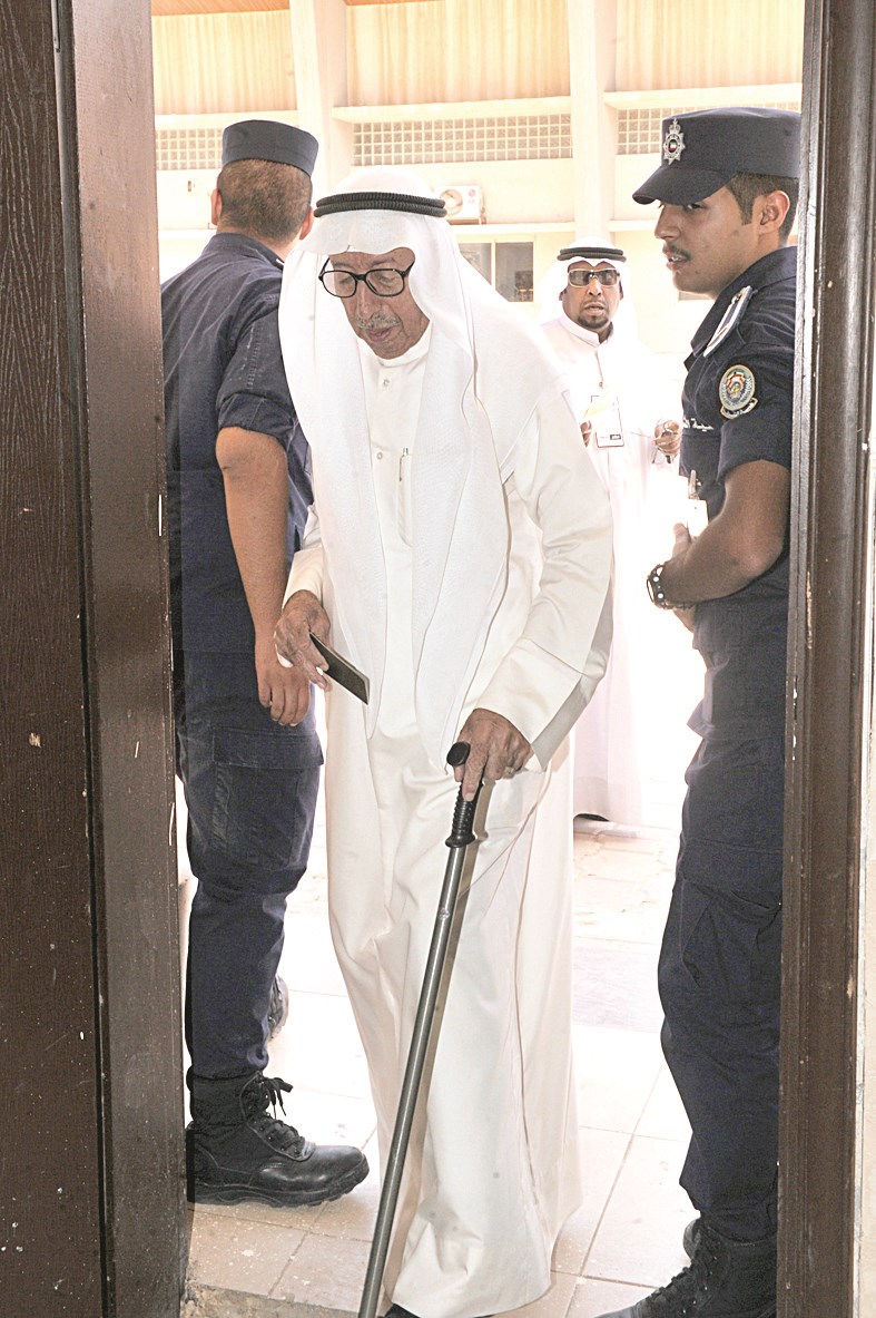 رجل مُسن حرص على الحضور