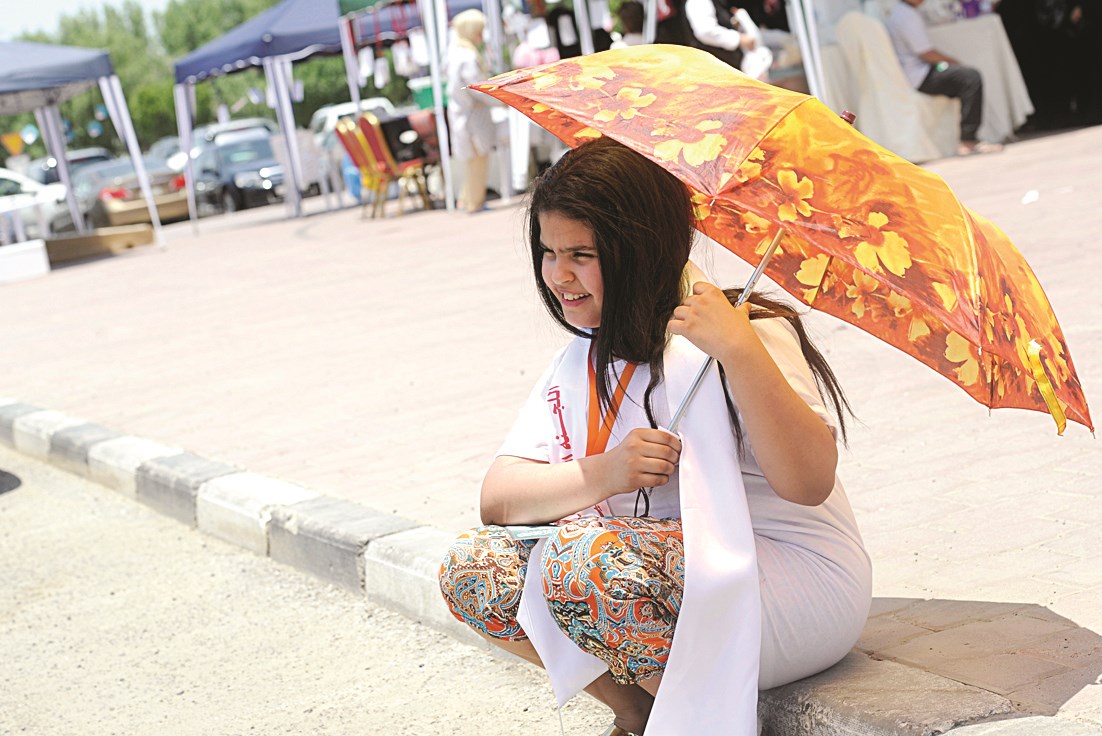 طفلة تنتظر ذويها على الرصيف