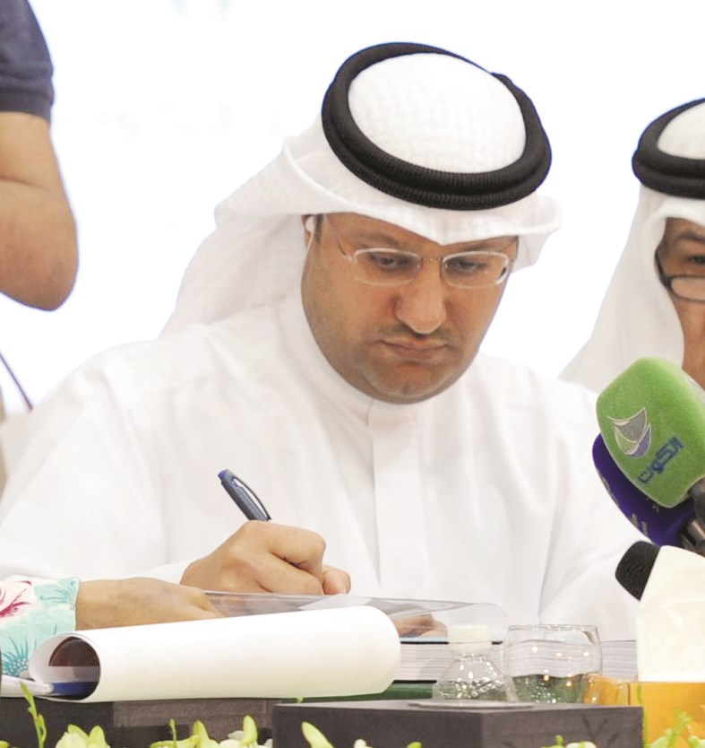 علي العبيدي موقعاً كشوف الناجحين (تصوير طارق عز الدين)